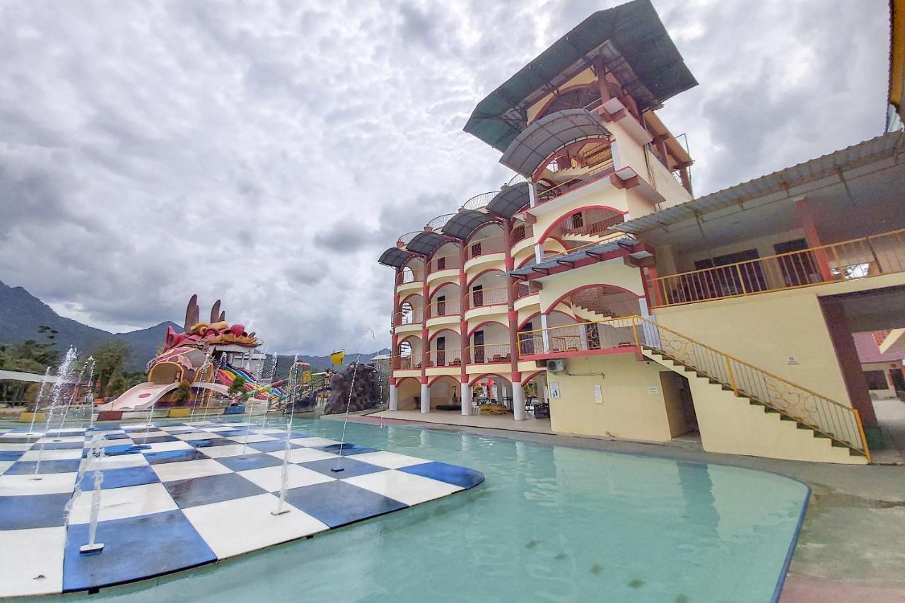 Oyo 3196 Hotel Taman Cinta Singkawang Exterior foto