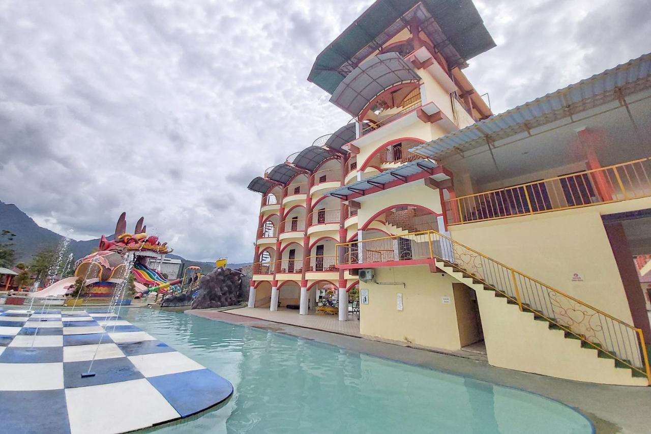 Oyo 3196 Hotel Taman Cinta Singkawang Exterior foto
