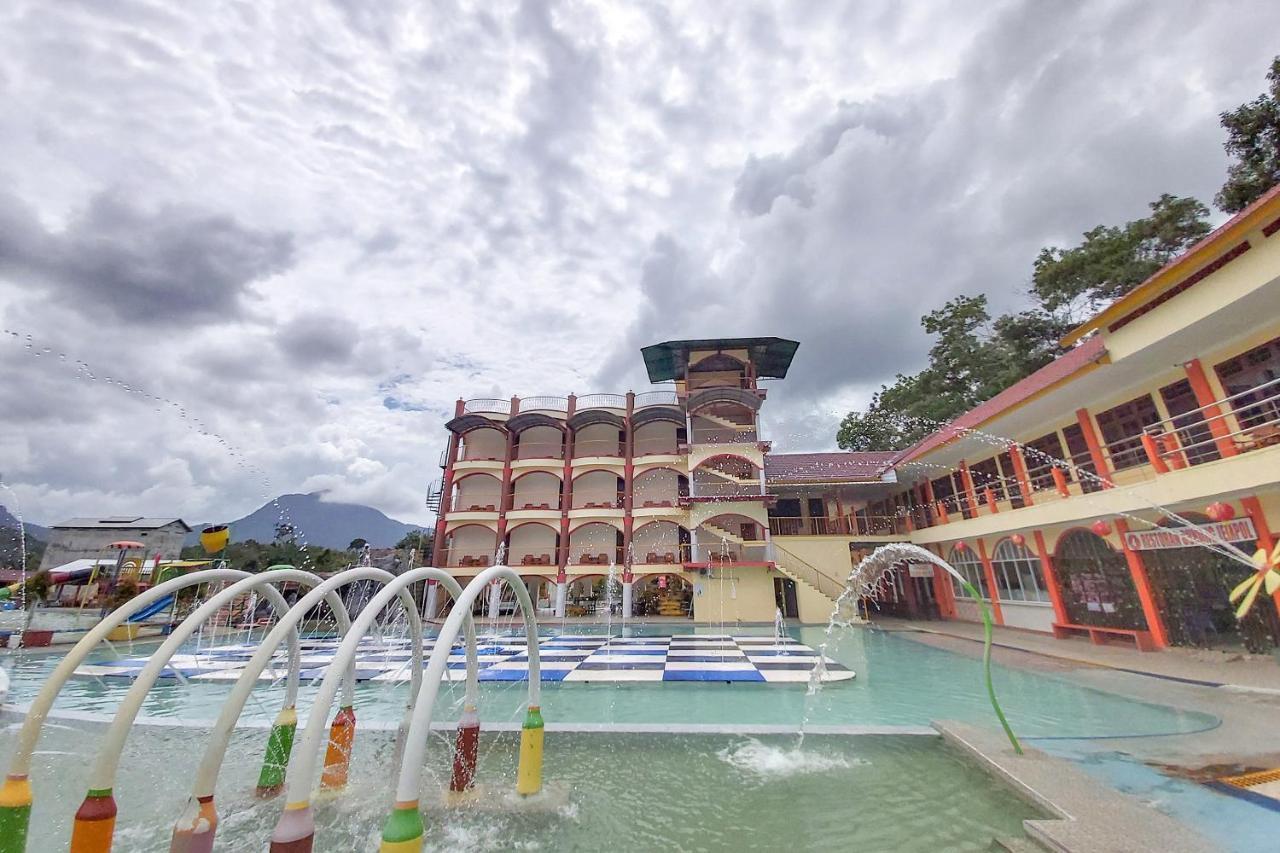 Oyo 3196 Hotel Taman Cinta Singkawang Exterior foto