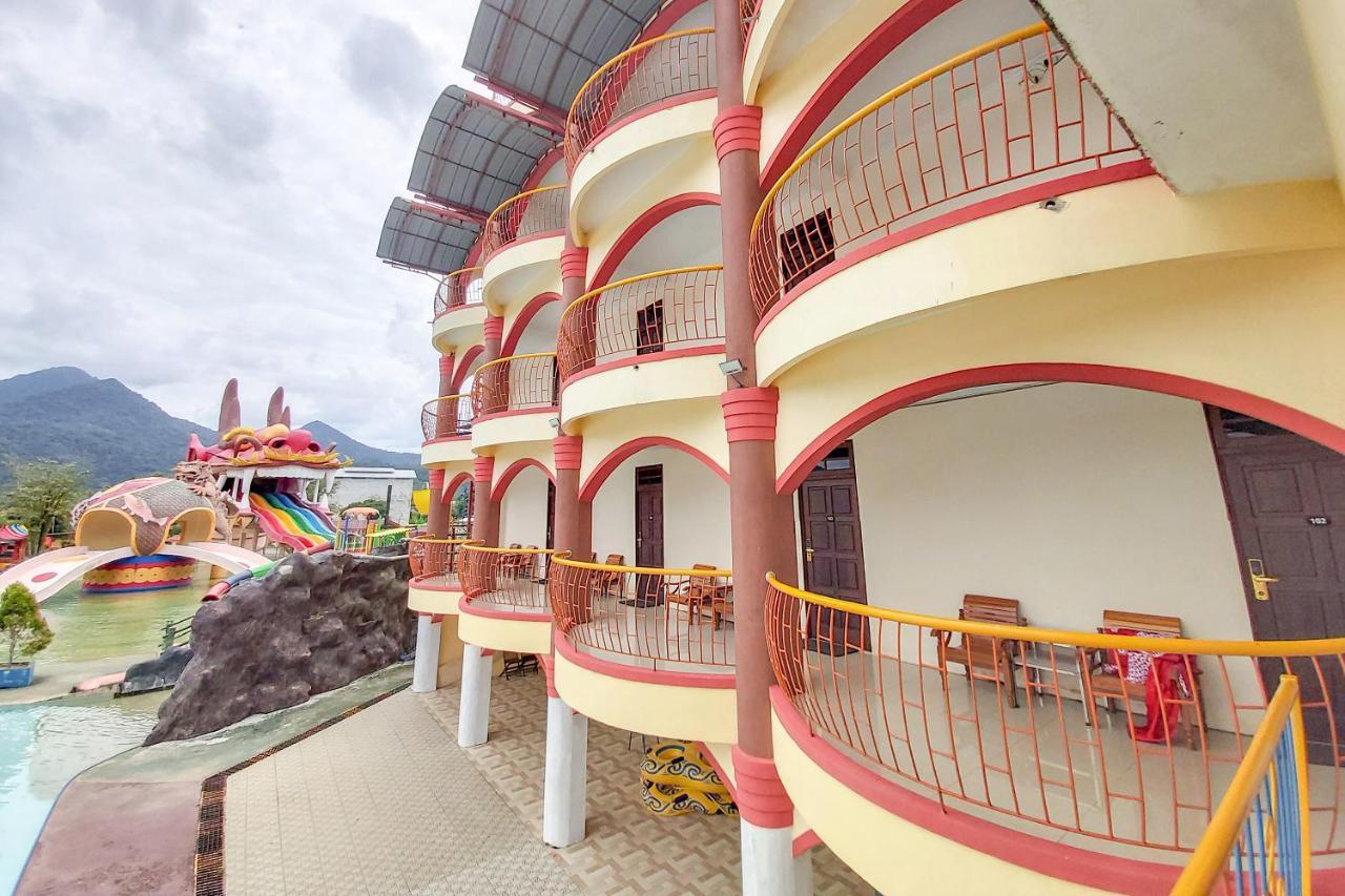 Oyo 3196 Hotel Taman Cinta Singkawang Exterior foto