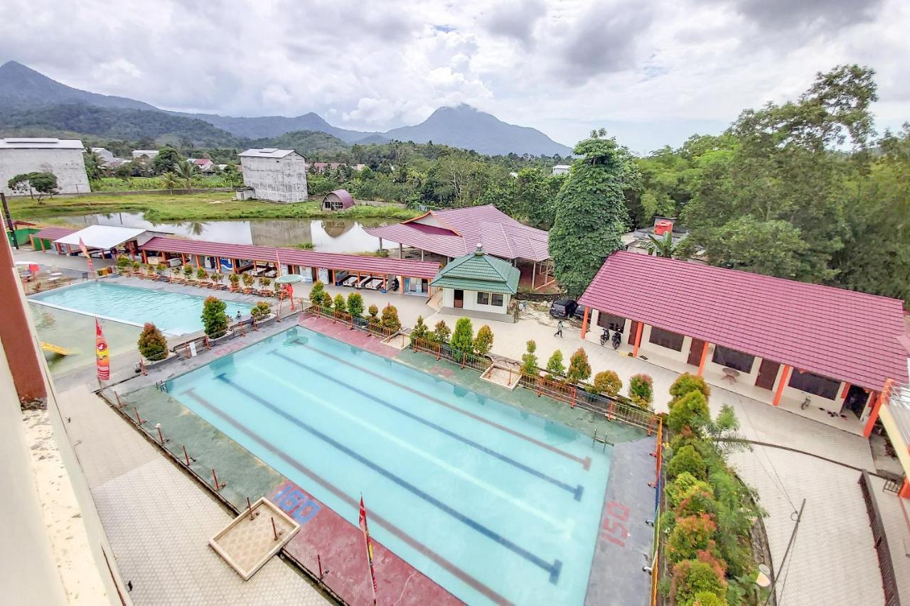 Oyo 3196 Hotel Taman Cinta Singkawang Exterior foto