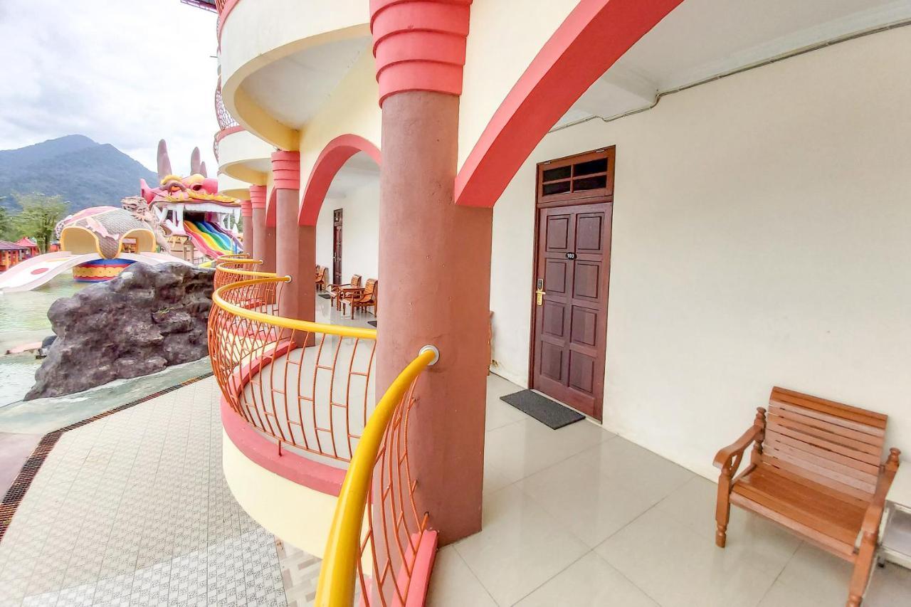 Oyo 3196 Hotel Taman Cinta Singkawang Exterior foto